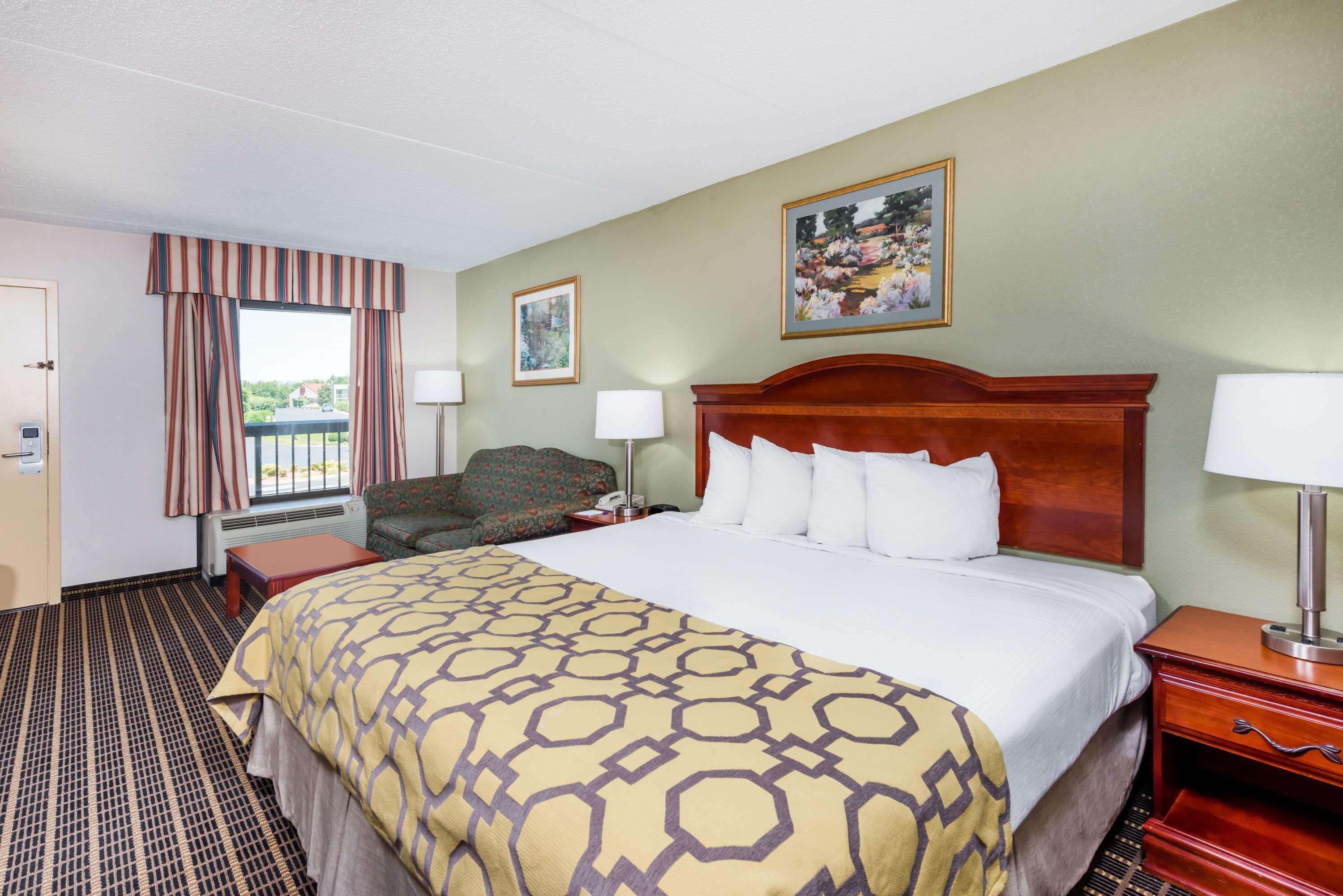 Baymont By Wyndham Clarksville Northeast Exterior photo