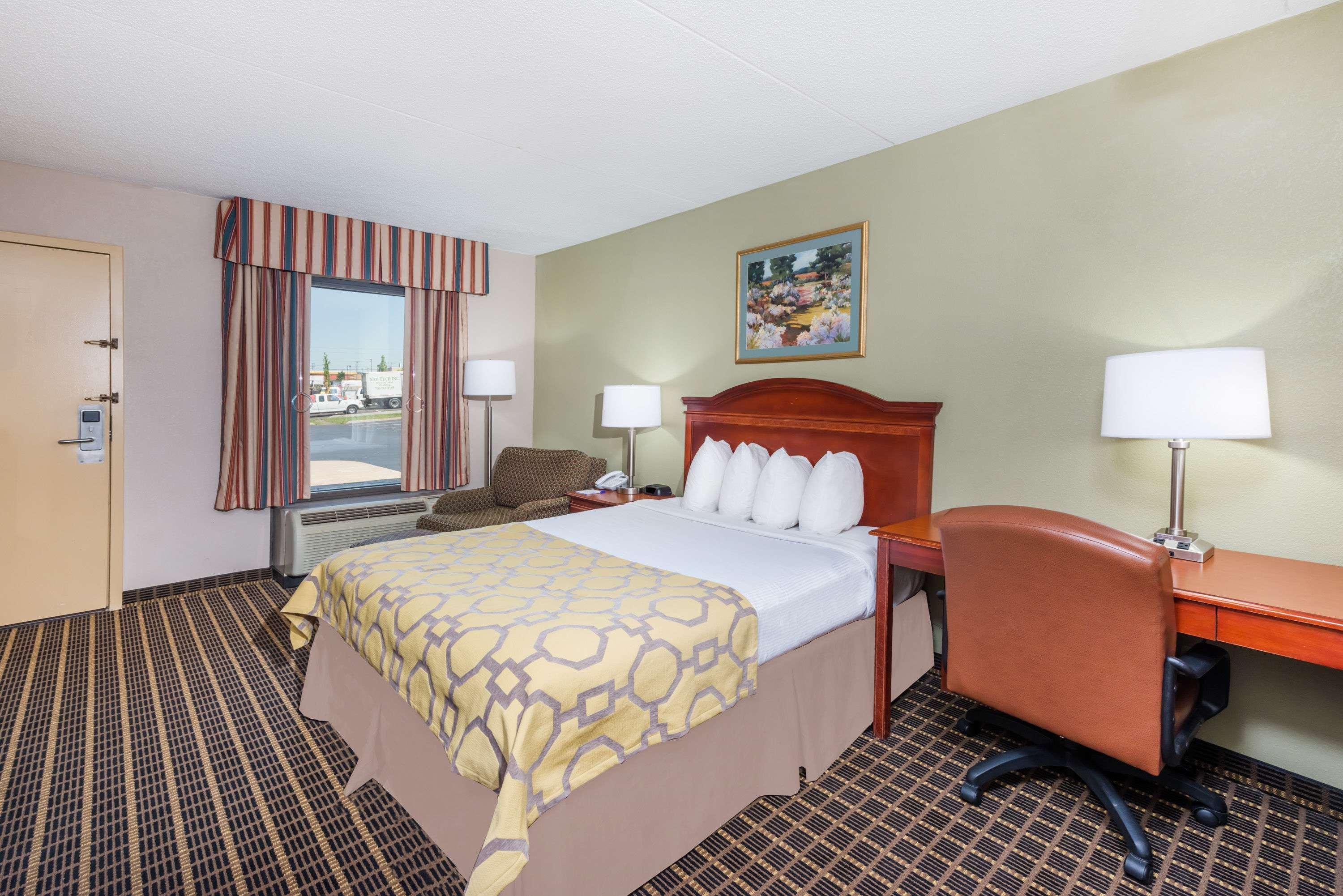 Baymont By Wyndham Clarksville Northeast Exterior photo