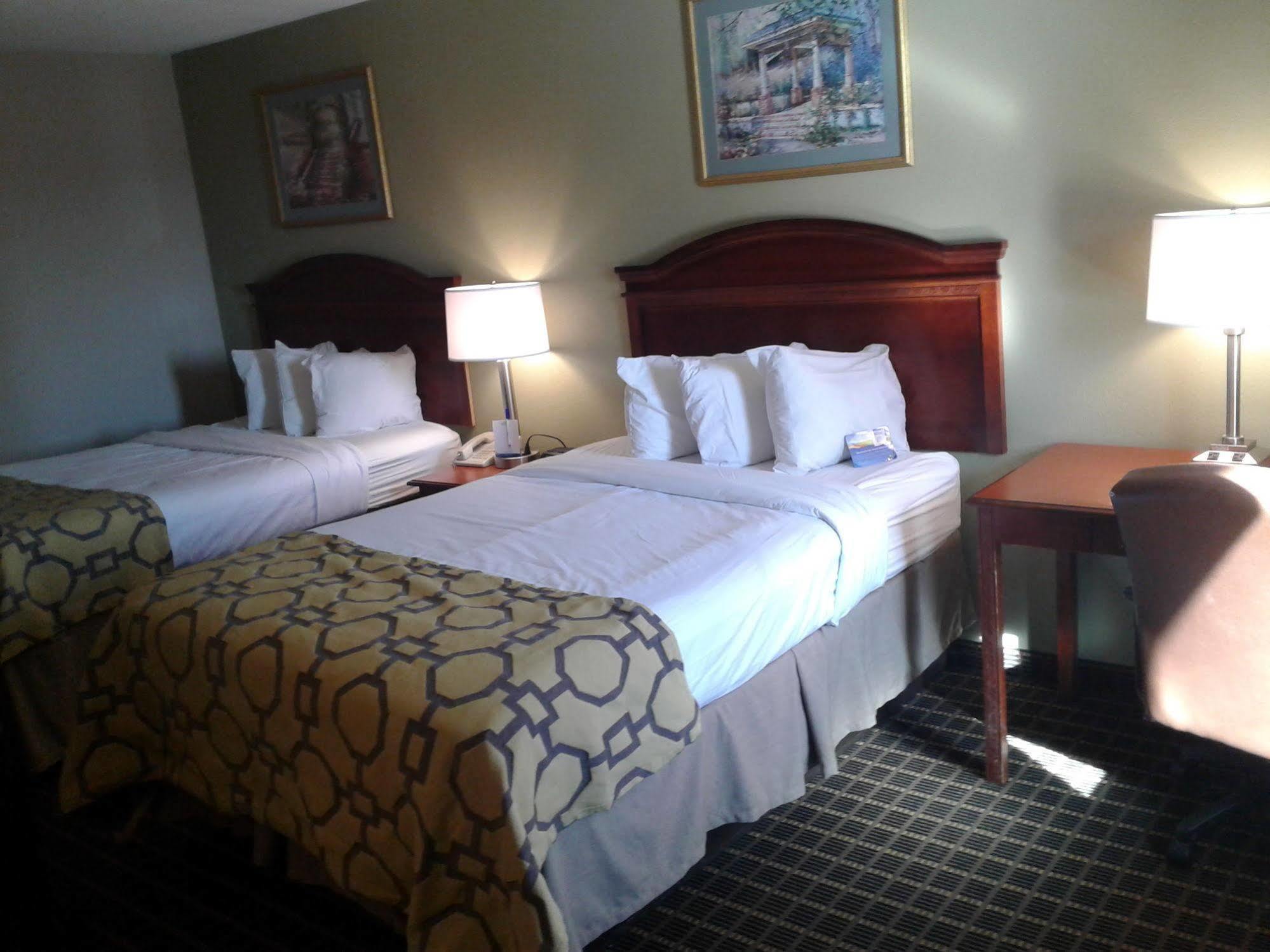 Baymont By Wyndham Clarksville Northeast Exterior photo