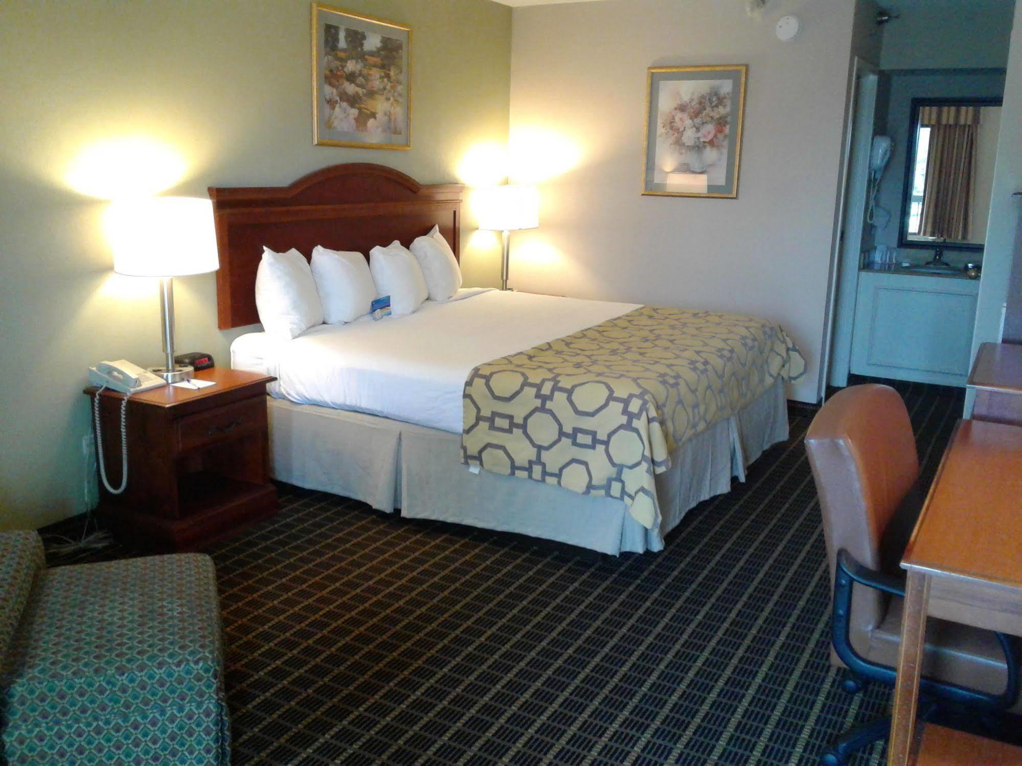 Baymont By Wyndham Clarksville Northeast Exterior photo