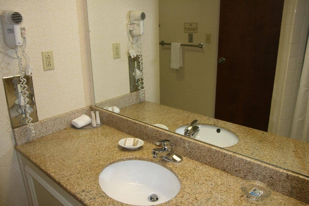 Baymont By Wyndham Clarksville Northeast Exterior photo